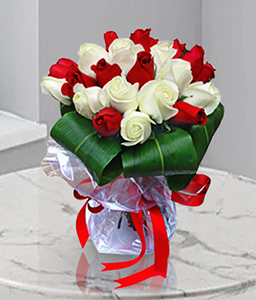 Bella Blushing Rosas <Br><span>18 Roses Bouquet</span>